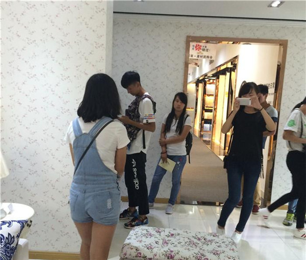 長江職業(yè)技術學院組織應屆新生深入今泰裝飾(圖3) 長江職業(yè)技術學院組織應屆新生深入今泰裝飾(圖3)