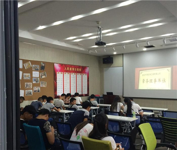 長江職業(yè)技術學院組織應屆新生深入今泰裝飾(圖4) 長江職業(yè)技術學院組織應屆新生深入今泰裝飾(圖4)