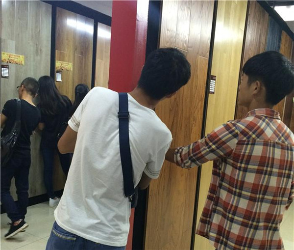 長江職業(yè)技術學院組織應屆新生深入今泰裝飾(圖2) 長江職業(yè)技術學院組織應屆新生深入今泰裝飾(圖2)