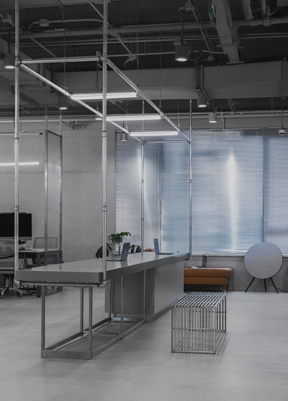 辦公室裝修設(shè)計,粗狂的線條走進工業(yè)之美！(圖5)